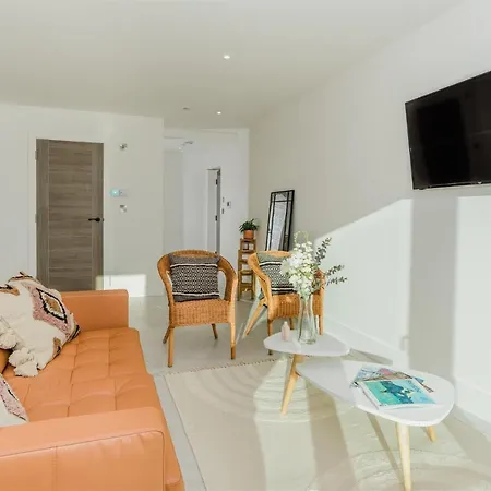 7 Cliff Edge Apartment *