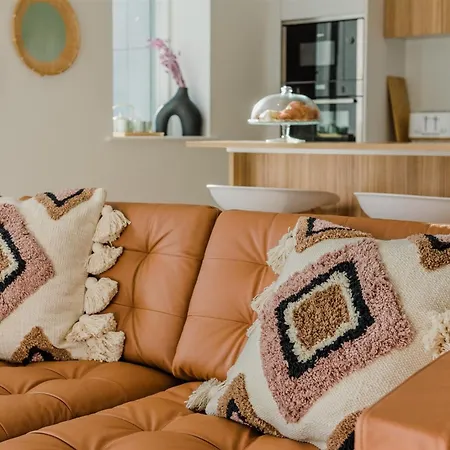 7 Cliff Edge Apartment *